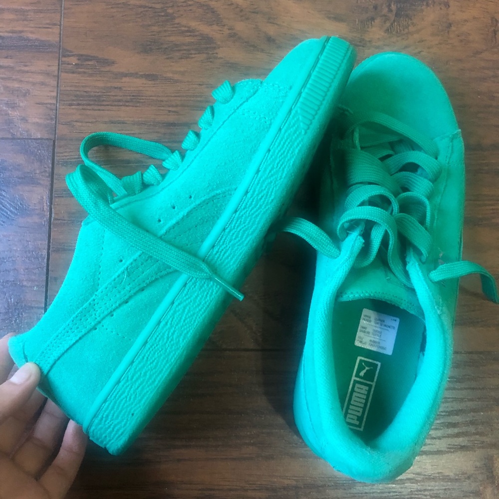 Green classic suede pumas